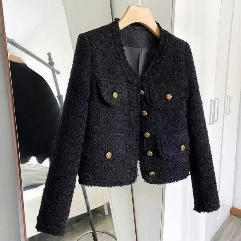 Chaqueta Tweed Negra con Botones Dorados