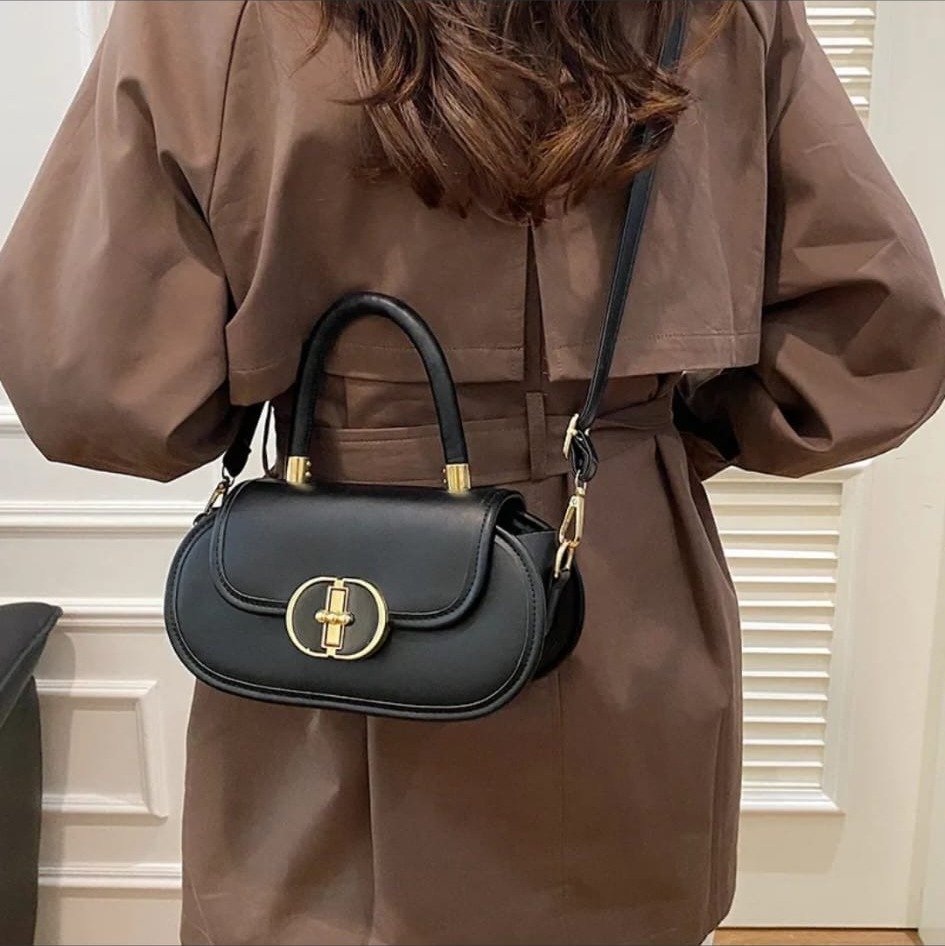 Bolso Ovalado Negro con Broche Dorado