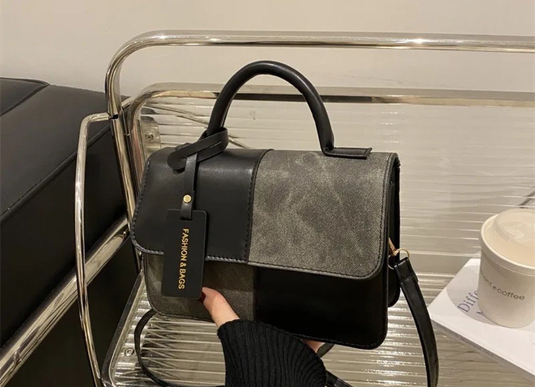 Bolso Cuadrado Negro con Empalme